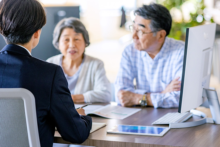 老夫婦が相談している様子