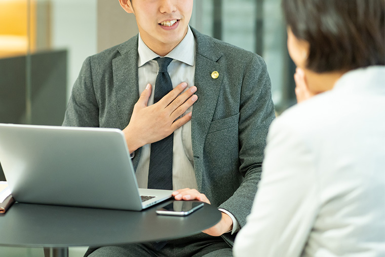 弁護士に相談する様子